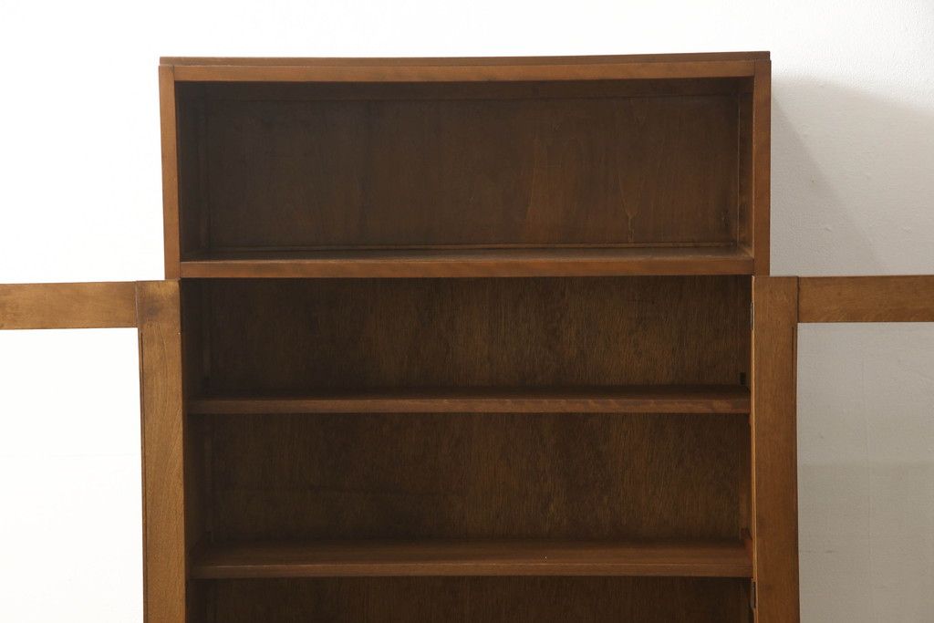 ブックケースの見た目を変えずに綺麗にリペア!現状のお品物に合わせて1トーン程落ち着いた色に着色。(本箱)