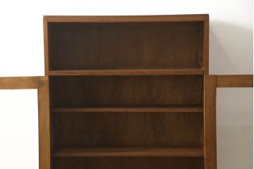 ブックケースの見た目を変えずに綺麗にリペア!現状のお品物に合わせて1トーン程落ち着いた色に着色。(本箱)