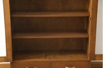 ブックケースの見た目を変えずに綺麗にリペア!現状のお品物に合わせて1トーン程落ち着いた色に着色。(本箱)