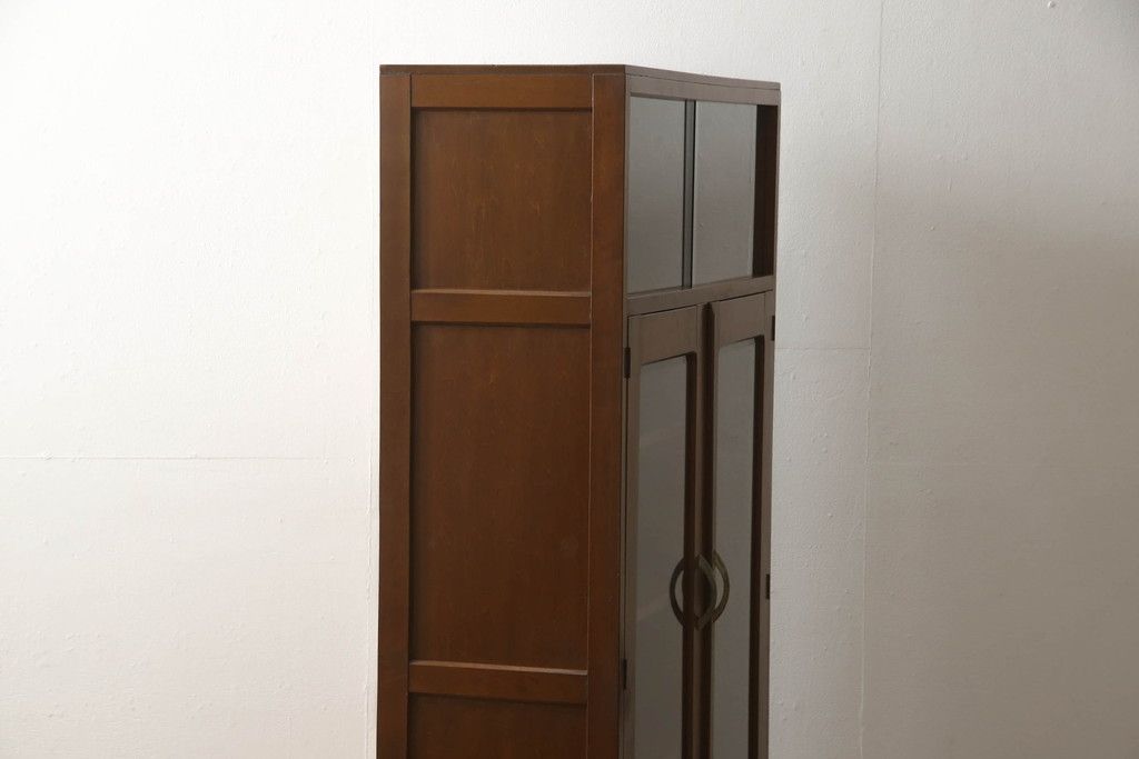 ブックケースの見た目を変えずに綺麗にリペア!現状のお品物に合わせて1トーン程落ち着いた色に着色。(本箱)