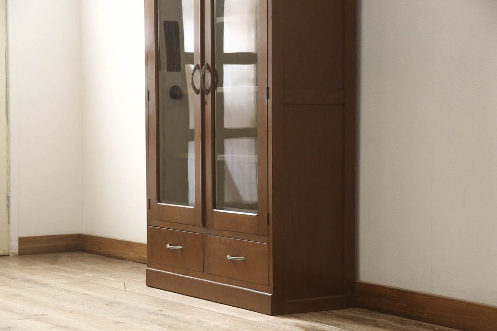 ブックケースの見た目を変えずに綺麗にリペア!現状のお品物に合わせて1トーン程落ち着いた色に着色。(本箱)