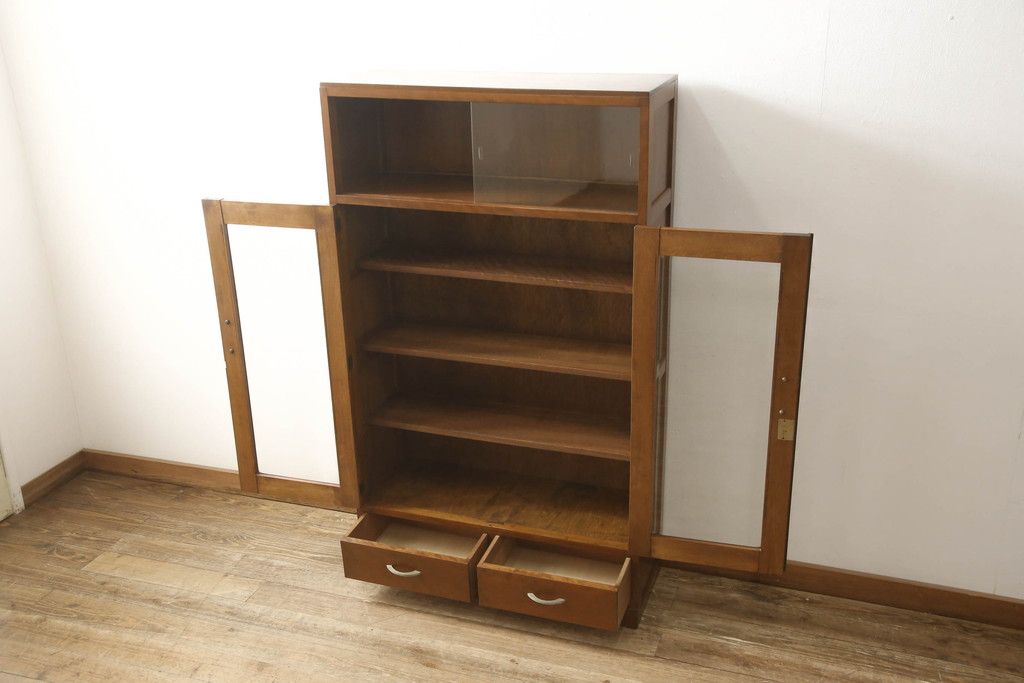 ブックケースの見た目を変えずに綺麗にリペア!現状のお品物に合わせて1トーン程落ち着いた色に着色。(本箱)