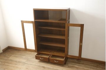 ブックケースの見た目を変えずに綺麗にリペア!現状のお品物に合わせて1トーン程落ち着いた色に着色。(本箱)