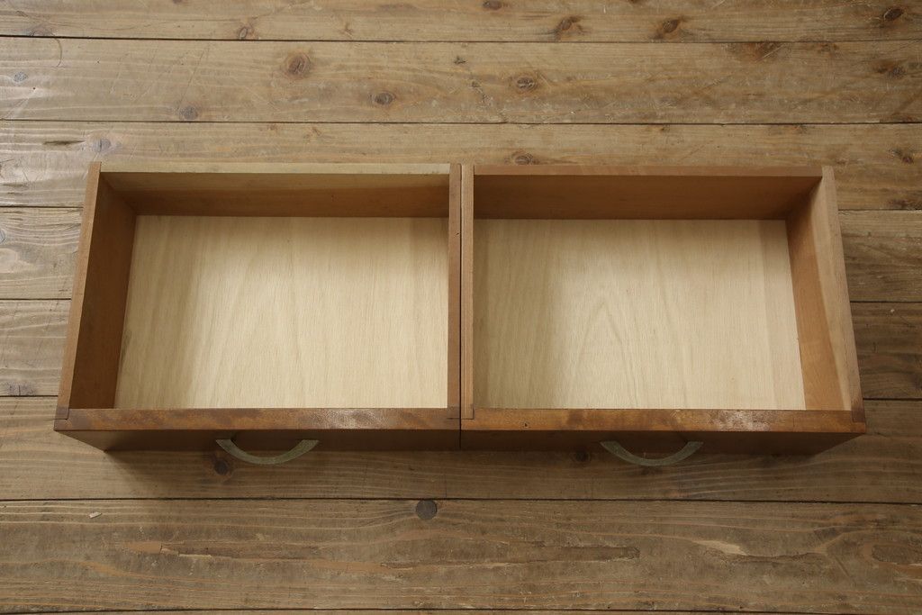 ブックケースの見た目を変えずに綺麗にリペア!現状のお品物に合わせて1トーン程落ち着いた色に着色。(本箱)