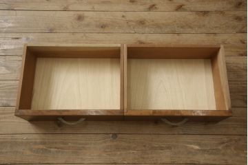 ブックケースの見た目を変えずに綺麗にリペア!現状のお品物に合わせて1トーン程落ち着いた色に着色。(本箱)