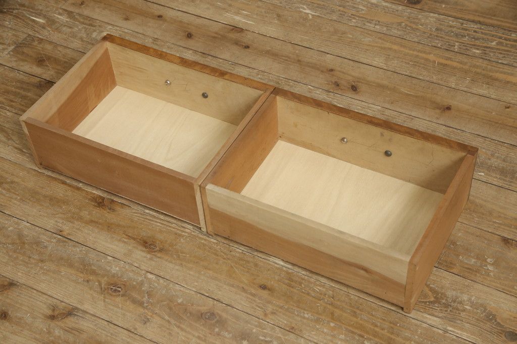 ブックケースの見た目を変えずに綺麗にリペア!現状のお品物に合わせて1トーン程落ち着いた色に着色。(本箱)