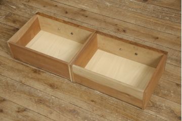 ブックケースの見た目を変えずに綺麗にリペア!現状のお品物に合わせて1トーン程落ち着いた色に着色。(本箱)