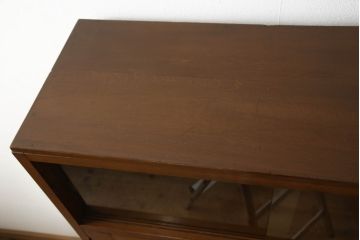 ブックケースの見た目を変えずに綺麗にリペア!現状のお品物に合わせて1トーン程落ち着いた色に着色。(本箱)