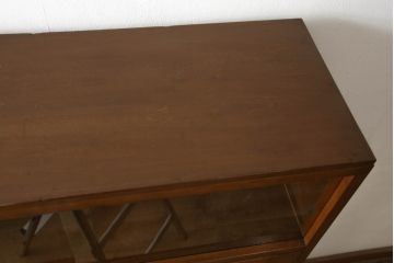 ブックケースの見た目を変えずに綺麗にリペア!現状のお品物に合わせて1トーン程落ち着いた色に着色。(本箱)