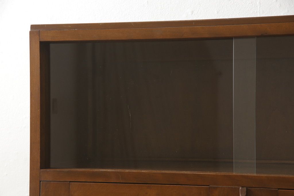 ブックケースの見た目を変えずに綺麗にリペア!現状のお品物に合わせて1トーン程落ち着いた色に着色。(本箱)