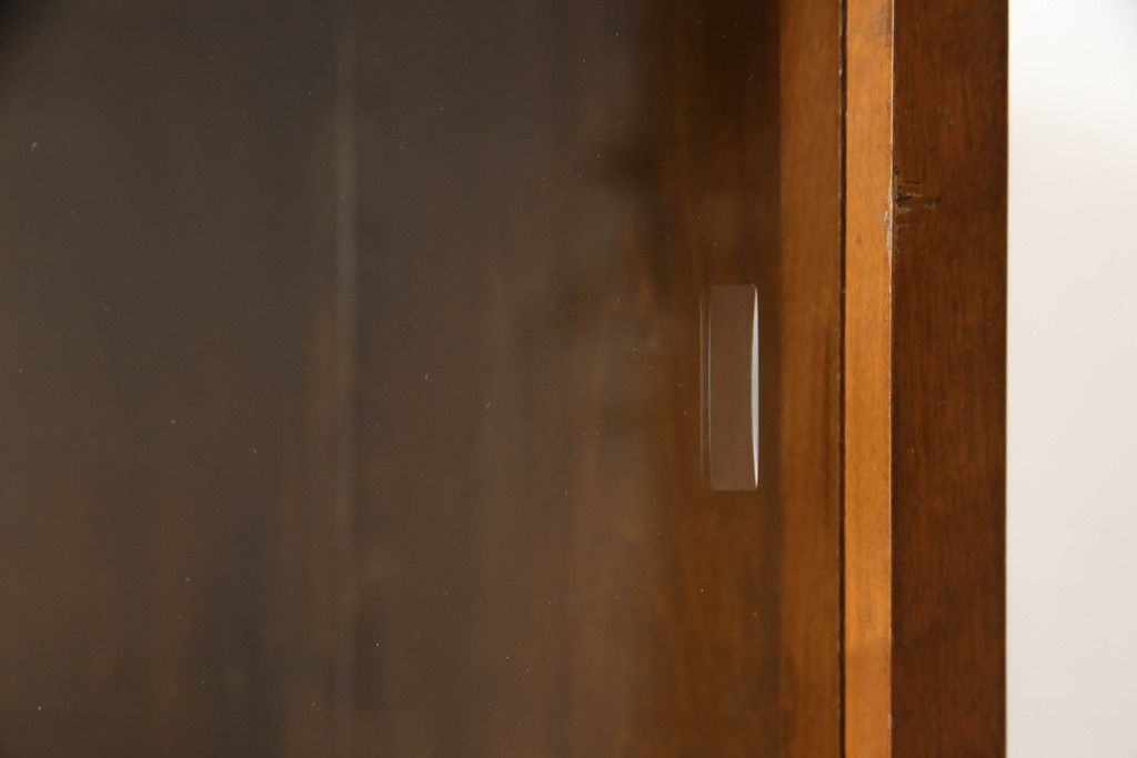 ブックケースの見た目を変えずに綺麗にリペア!現状のお品物に合わせて1トーン程落ち着いた色に着色。(本箱)