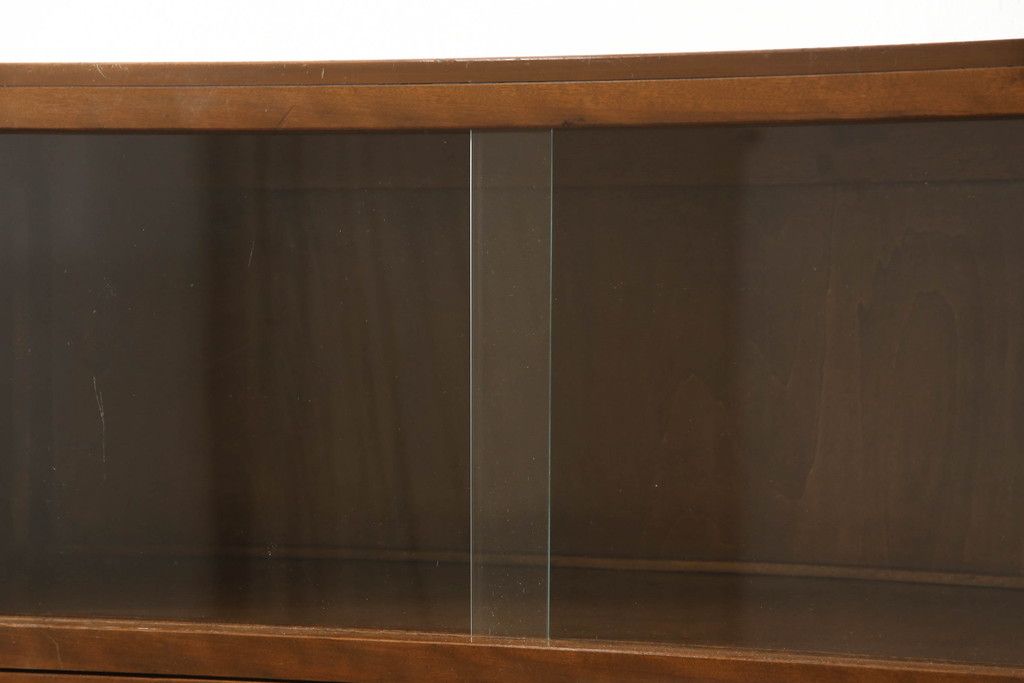 ブックケースの見た目を変えずに綺麗にリペア!現状のお品物に合わせて1トーン程落ち着いた色に着色。(本箱)