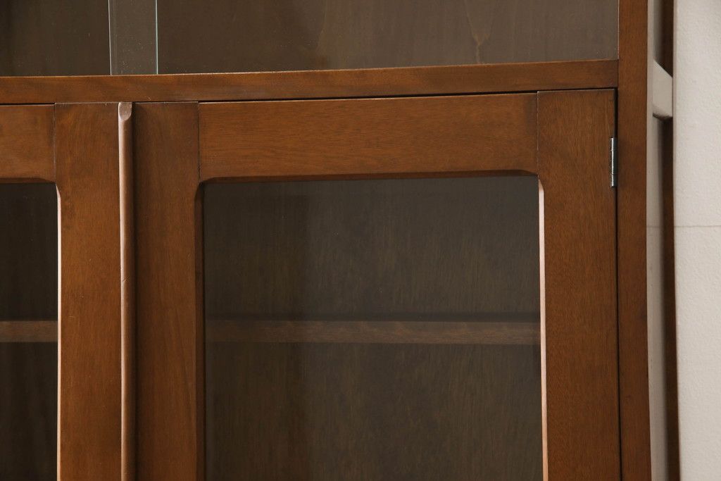 ブックケースの見た目を変えずに綺麗にリペア!現状のお品物に合わせて1トーン程落ち着いた色に着色。(本箱)