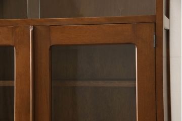 ブックケースの見た目を変えずに綺麗にリペア!現状のお品物に合わせて1トーン程落ち着いた色に着色。(本箱)