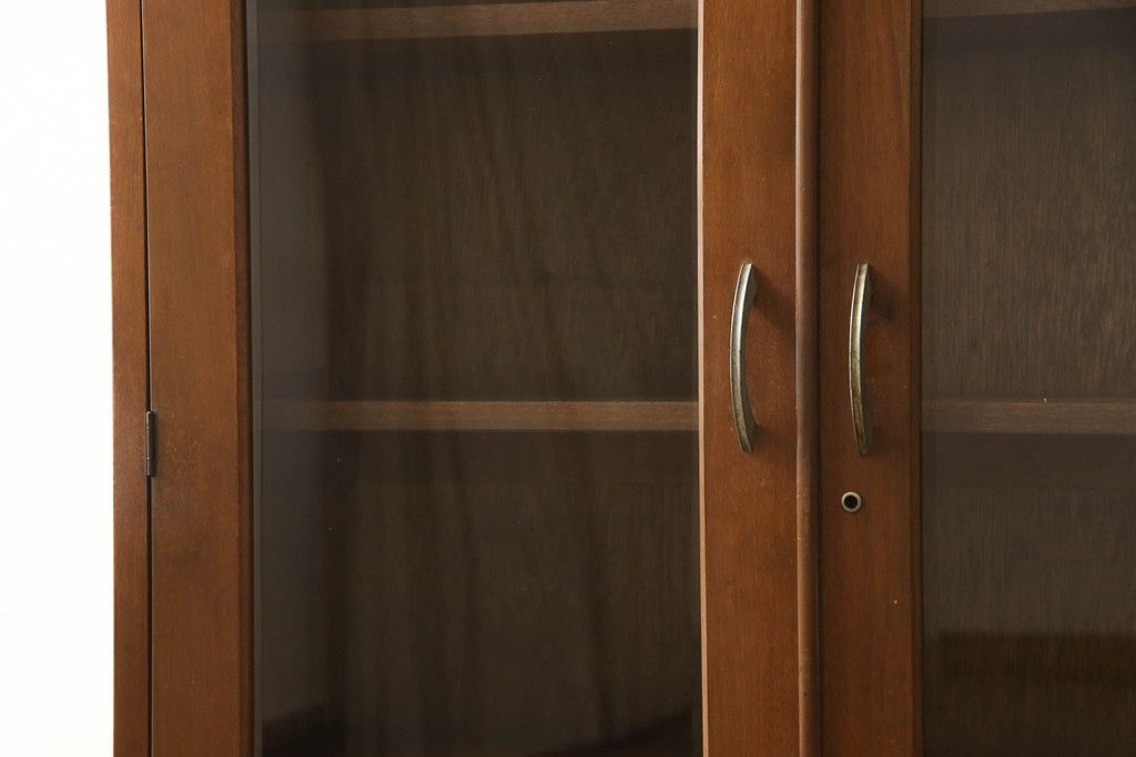 ブックケースの見た目を変えずに綺麗にリペア!現状のお品物に合わせて1トーン程落ち着いた色に着色。(本箱)