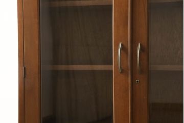 ブックケースの見た目を変えずに綺麗にリペア!現状のお品物に合わせて1トーン程落ち着いた色に着色。(本箱)