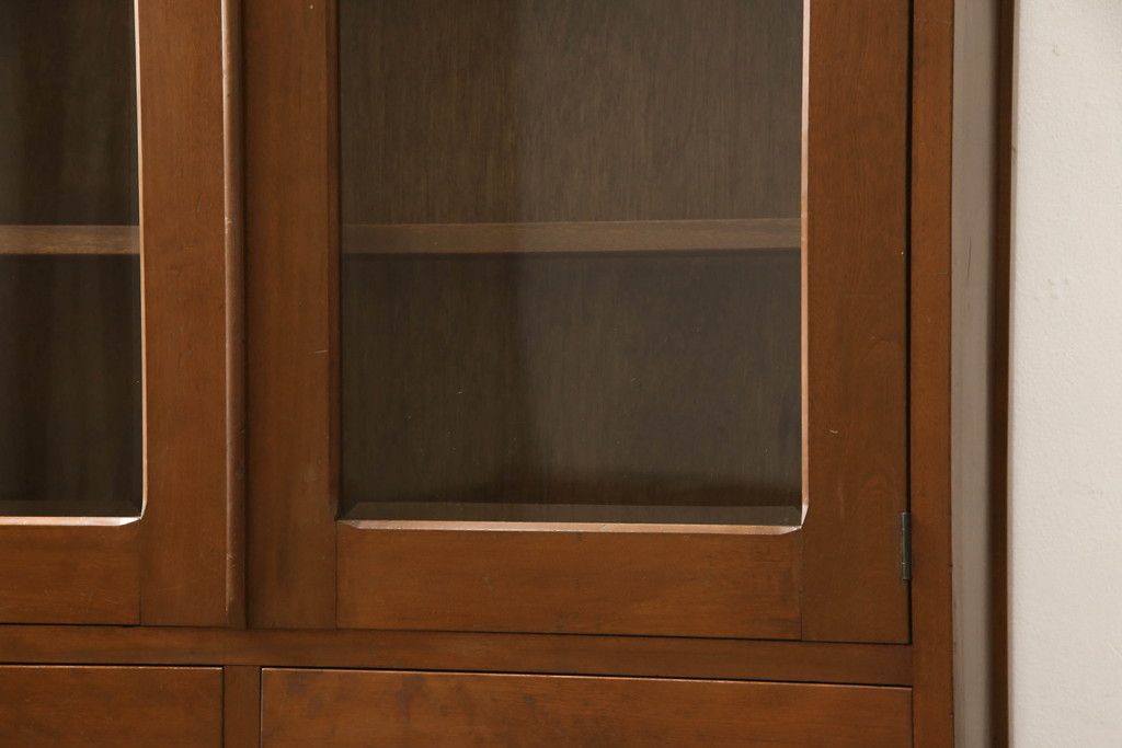 ブックケースの見た目を変えずに綺麗にリペア!現状のお品物に合わせて1トーン程落ち着いた色に着色。(本箱)