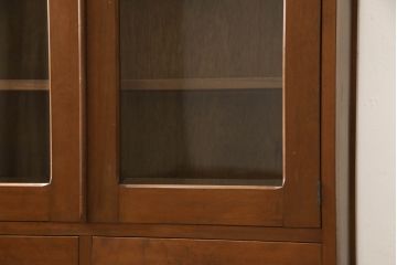 ブックケースの見た目を変えずに綺麗にリペア!現状のお品物に合わせて1トーン程落ち着いた色に着色。(本箱)