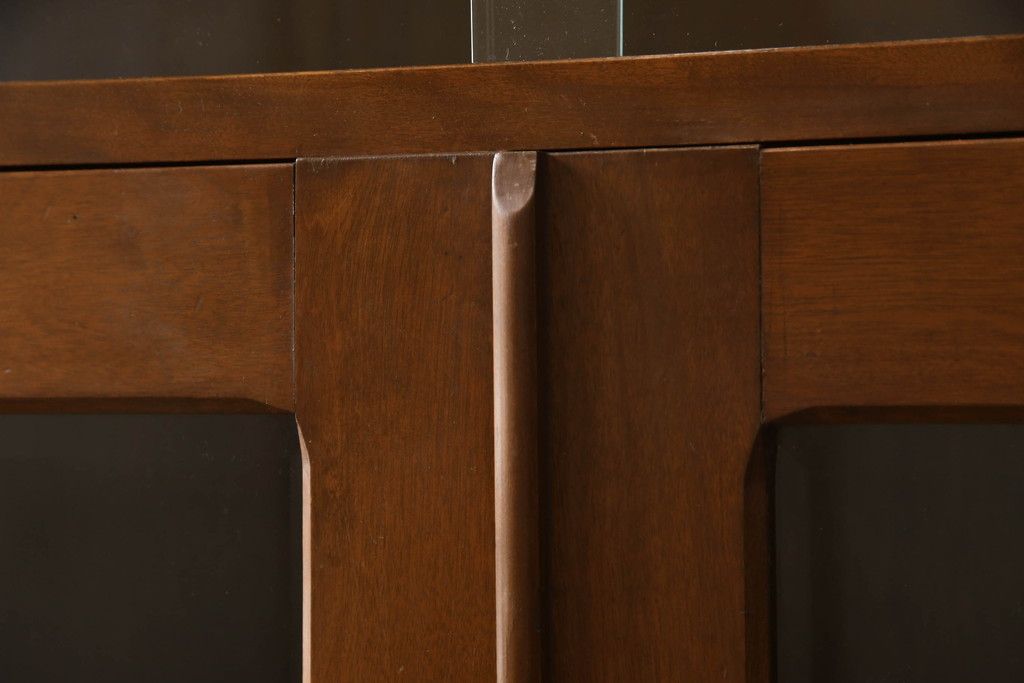 ブックケースの見た目を変えずに綺麗にリペア!現状のお品物に合わせて1トーン程落ち着いた色に着色。(本箱)