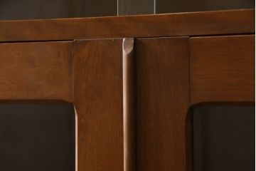 ブックケースの見た目を変えずに綺麗にリペア!現状のお品物に合わせて1トーン程落ち着いた色に着色。(本箱)