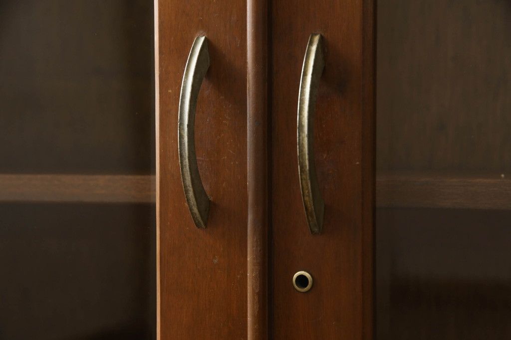 ブックケースの見た目を変えずに綺麗にリペア!現状のお品物に合わせて1トーン程落ち着いた色に着色。(本箱)