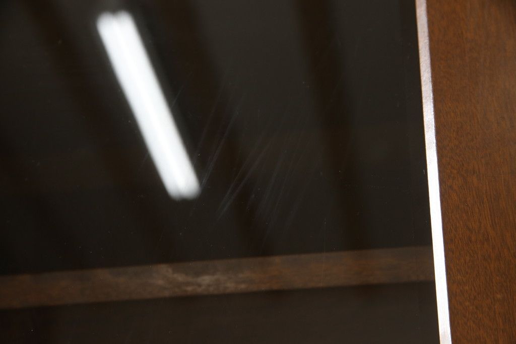 ブックケースの見た目を変えずに綺麗にリペア!現状のお品物に合わせて1トーン程落ち着いた色に着色。(本箱)