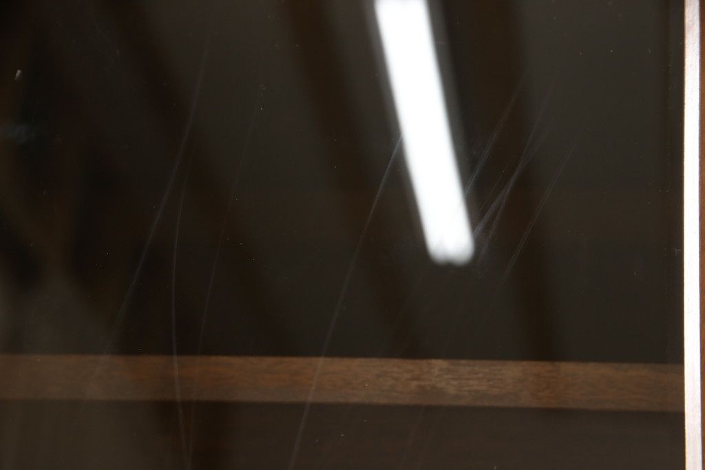 ブックケースの見た目を変えずに綺麗にリペア!現状のお品物に合わせて1トーン程落ち着いた色に着色。(本箱)