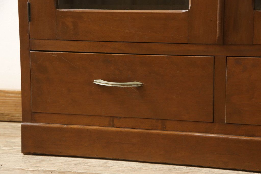 ブックケースの見た目を変えずに綺麗にリペア!現状のお品物に合わせて1トーン程落ち着いた色に着色。(本箱)