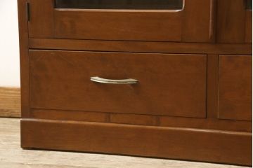 ブックケースの見た目を変えずに綺麗にリペア!現状のお品物に合わせて1トーン程落ち着いた色に着色。(本箱)