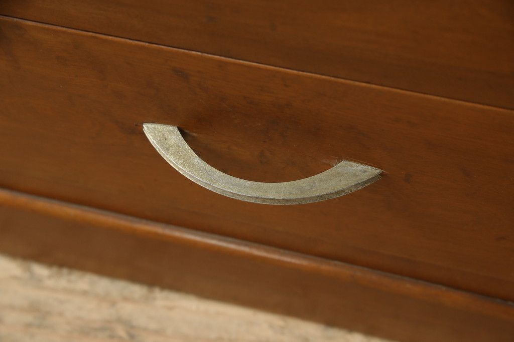 ブックケースの見た目を変えずに綺麗にリペア!現状のお品物に合わせて1トーン程落ち着いた色に着色。(本箱)