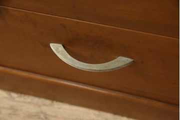 ブックケースの見た目を変えずに綺麗にリペア!現状のお品物に合わせて1トーン程落ち着いた色に着色。(本箱)