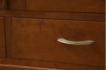 ブックケースの見た目を変えずに綺麗にリペア!現状のお品物に合わせて1トーン程落ち着いた色に着色。(本箱)