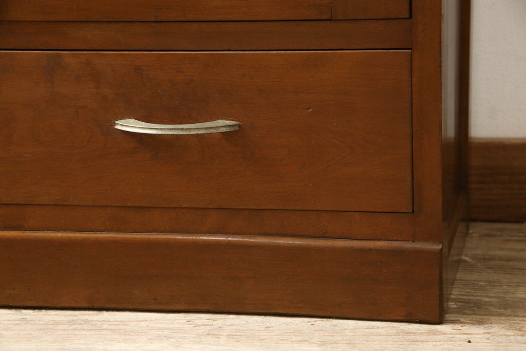 ブックケースの見た目を変えずに綺麗にリペア!現状のお品物に合わせて1トーン程落ち着いた色に着色。(本箱)