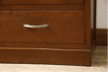 ブックケースの見た目を変えずに綺麗にリペア!現状のお品物に合わせて1トーン程落ち着いた色に着色。(本箱)