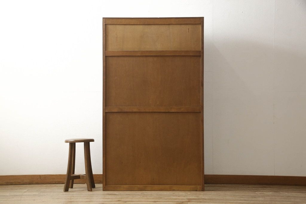 ブックケースの見た目を変えずに綺麗にリペア!現状のお品物に合わせて1トーン程落ち着いた色に着色。(本箱)