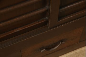 四尺水屋箪笥サイドボードをリペア&カスタム!天板部分の塗り直し、現状のお品物に合わせて1トーン程落ち着いた色に着色し、修繕箇所は本体と馴染むように。(食器棚、収納棚、キャビネット)