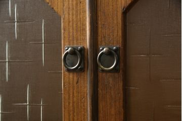 本箱をリペア&カスタム!現状をベースにポアーステインと蜜蝋ワックスにて仕上げ。現状のお品物に合わせて1トーン程落ち着いた色に着色し、修繕箇所は本体と馴染むように。(ブックケース、本棚)