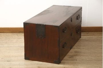 ローチェストをリペア&カスタム!上段をフラップダウン加工し、背面に配線用穴を開け、天板内部を補強。現状のお品物に合わせて1トーン程落ち着いた色に着色し、修繕箇所は本体と馴染むように。(ローボード、テレビ台、引き出し)