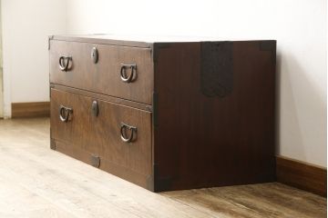 ローチェストをリペア&カスタム!上段をフラップダウン加工し、背面に配線用穴を開け、天板内部を補強。現状のお品物に合わせて1トーン程落ち着いた色に着色し、修繕箇所は本体と馴染むように。(ローボード、テレビ台、引き出し)