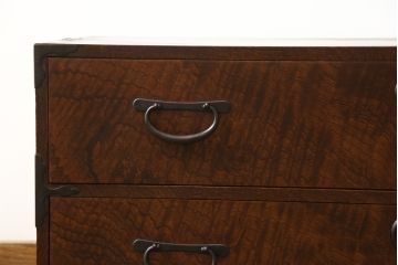ローチェストをリペア&カスタム!上段をフラップダウン加工し、背面に配線用穴を開け、天板内部を補強。現状のお品物に合わせて1トーン程落ち着いた色に着色し、修繕箇所は本体と馴染むように。(ローボード、テレビ台、引き出し)