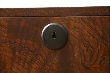 ローチェストをリペア&カスタム!上段をフラップダウン加工し、背面に配線用穴を開け、天板内部を補強。現状のお品物に合わせて1トーン程落ち着いた色に着色し、修繕箇所は本体と馴染むように。(ローボード、テレビ台、引き出し)