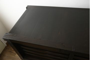 大型車箪笥の見た目を変えずに綺麗にリペア!修繕箇所は本体と馴染ませ、現状のお品物に合わせて1トーン程落ち着いた色に着色して仕上げ。(時代箪笥、収納棚、戸棚)