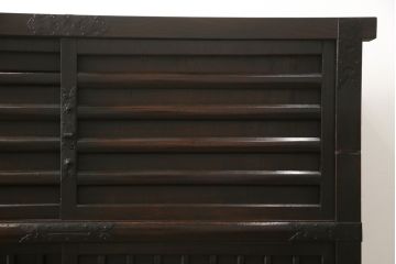 大型車箪笥の見た目を変えずに綺麗にリペア!修繕箇所は本体と馴染ませ、現状のお品物に合わせて1トーン程落ち着いた色に着色して仕上げ。(時代箪笥、収納棚、戸棚)