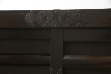 大型車箪笥の見た目を変えずに綺麗にリペア!修繕箇所は本体と馴染ませ、現状のお品物に合わせて1トーン程落ち着いた色に着色して仕上げ。(時代箪笥、収納棚、戸棚)