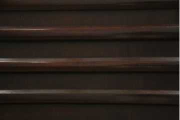 大型車箪笥の見た目を変えずに綺麗にリペア!修繕箇所は本体と馴染ませ、現状のお品物に合わせて1トーン程落ち着いた色に着色して仕上げ。(時代箪笥、収納棚、戸棚)