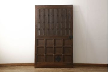 蔵戸をリペア&カスタム!格子裏にクリアガラスはめ込み。指定の吊り金具を取り付けきるよう上下フラットとなるよう造作。既存の鉄金具は黒染めをし、外部用塗にて仕上げ。(玄関戸、引き戸、建具)