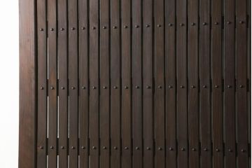 蔵戸をリペア&カスタム!格子裏にクリアガラスはめ込み。指定の吊り金具を取り付けきるよう上下フラットとなるよう造作。既存の鉄金具は黒染めをし、外部用塗にて仕上げ。(玄関戸、引き戸、建具)