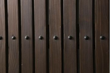 蔵戸をリペア&カスタム!格子裏にクリアガラスはめ込み。指定の吊り金具を取り付けきるよう上下フラットとなるよう造作。既存の鉄金具は黒染めをし、外部用塗にて仕上げ。(玄関戸、引き戸、建具)