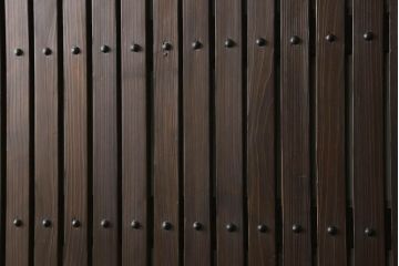 蔵戸をリペア&カスタム!格子裏にクリアガラスはめ込み。指定の吊り金具を取り付けきるよう上下フラットとなるよう造作。既存の鉄金具は黒染めをし、外部用塗にて仕上げ。(玄関戸、引き戸、建具)