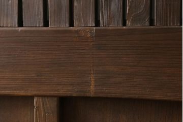 蔵戸をリペア&カスタム!格子裏にクリアガラスはめ込み。指定の吊り金具を取り付けきるよう上下フラットとなるよう造作。既存の鉄金具は黒染めをし、外部用塗にて仕上げ。(玄関戸、引き戸、建具)